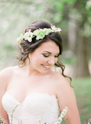 Весеннее вдохновение: 36 свадебных причесок с живыми цветами 