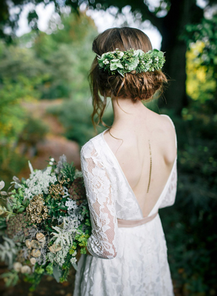 Весеннее вдохновение: 36 свадебных причесок с живыми цветами 