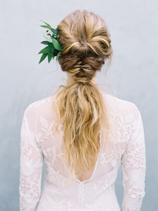 Весеннее вдохновение: 36 свадебных причесок с живыми цветами 