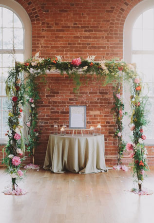 Свадебное вдохновение: 41 фон для церемонии в помещении 