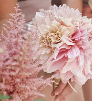 Букеты на весеннюю свадьбу: 42 трендовых идеи 