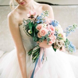 Serenity & Rose Quartz: 45 свадебных букетов трендовых оттенков