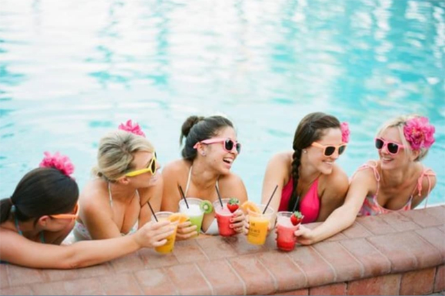 летний девичник у бассейна 
