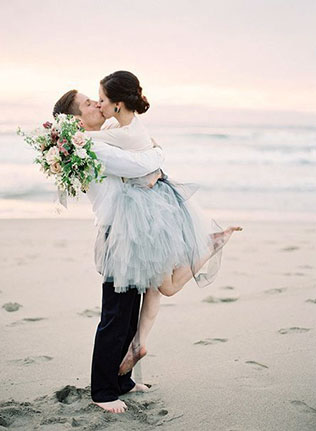 Свадьба для двоих на берегу океана