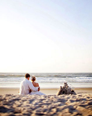 Свадьба для двоих на берегу океана