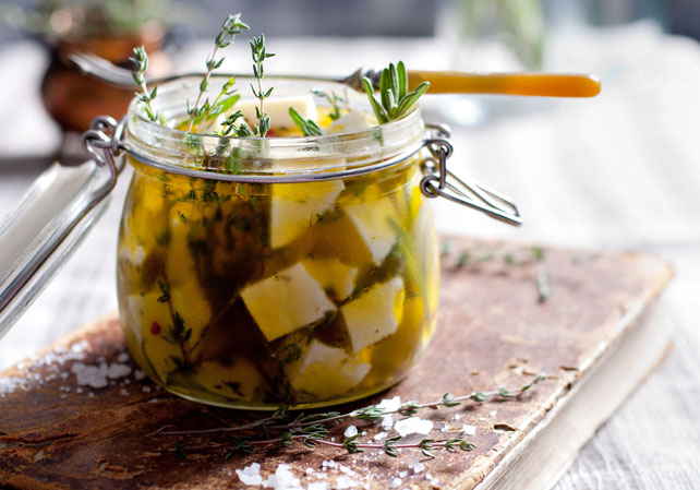 съедобные подарки гостям на свадьбе, баночки с козьим сыром 