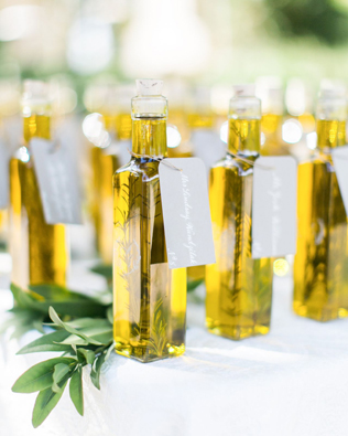 съедобные подарки гостям на свадьбе, оливковое масло