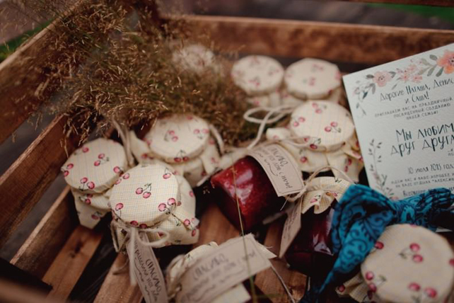 съедобные подарки гостям на свадьбе, баночки с вареньем 