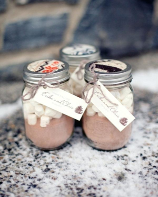 съедобные подарки гостям на свадьбе, баночки с какао и маршмеллоу 