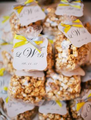 съедобные подарки гостям на свадьбе, пакетики с попкорном