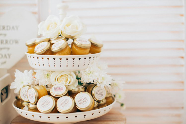 съедобные подарки гостям на свадьбе, баночки с мёдом 