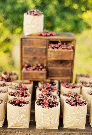 съедобные подарки гостям на свадьбе, пакетики с ягодами 