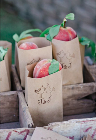 съедобные подарки гостям на свадьбе, пакетики с персиками 