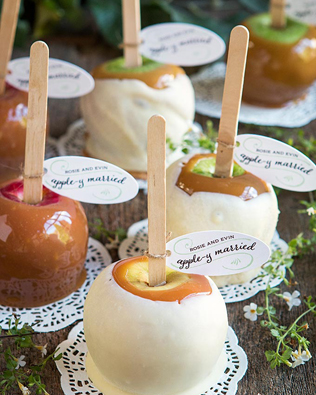 съедобные подарки гостям на свадьбе, карамельное яблоко 