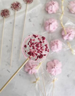 съедобные подарки гостям на свадьбе, леденцы на палочке 