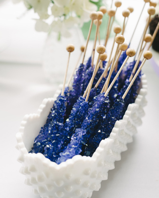 съедобные подарки гостям на свадьбе, леденцы на палочке 