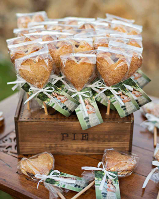 съедобные подарки гостям на свадьбе, мини-пироги 