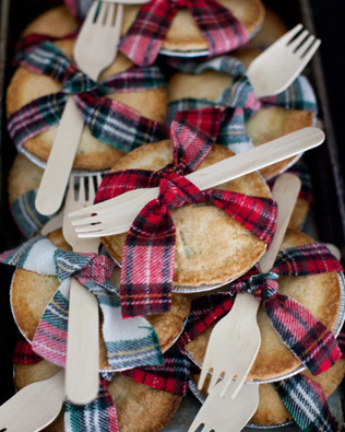 съедобные подарки гостям на свадьбе, мини-пироги 