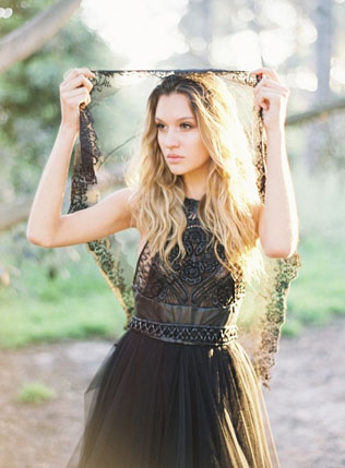 Спорно и красиво: 50 черных свадебных платьев 