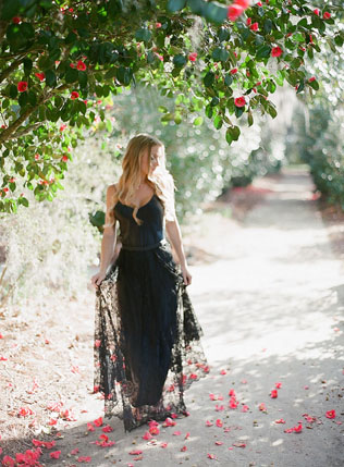 Спорно и красиво: 50 черных свадебных платьев 