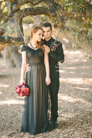 Спорно и красиво: 50 черных свадебных платьев 