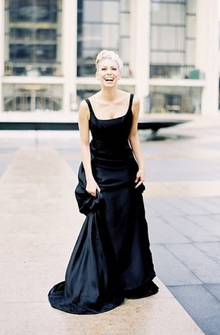 Спорно и красиво: 50 черных свадебных платьев 