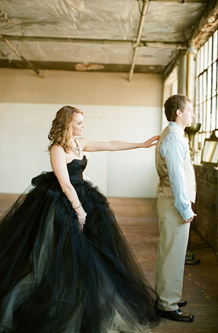 Спорно и красиво: 50 черных свадебных платьев 