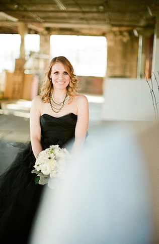 Спорно и красиво: 50 черных свадебных платьев 