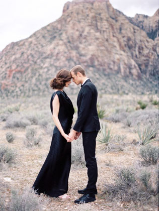 Спорно и красиво: 50 черных свадебных платьев 