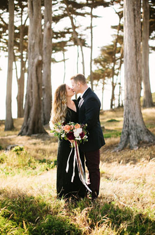 Спорно и красиво: 50 черных свадебных платьев 