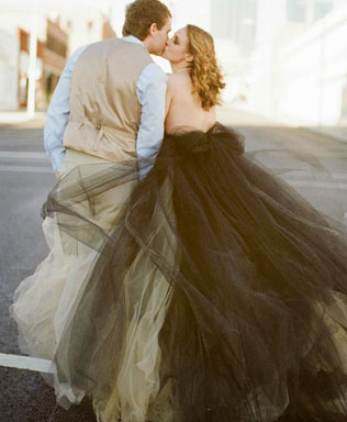 Спорно и красиво: 50 черных свадебных платьев 