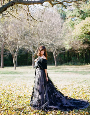 Спорно и красиво: 50 черных свадебных платьев 