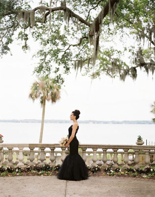 Спорно и красиво: 50 черных свадебных платьев 