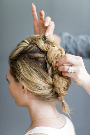 свадебные прически для длинных волос, ложный ирокез 