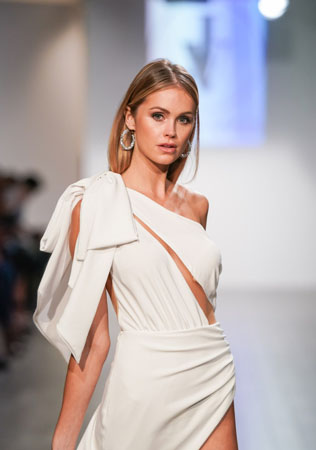  свадебные прически для длинных волос, прямой пробор без объёма