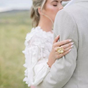 Топ-5 трендов свадебного маникюра 2024 года