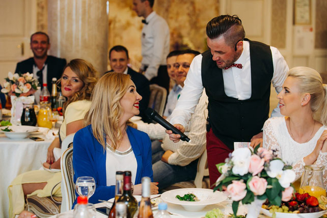 Родители Спящей красавицы не пригласили на праздник злобную ведьму, которая так обиделась, что наложила на девушку проклятие. Но если каждую кикимору приглашать на свое мероприятие, вместо свадьбы получится Хеллоуин...