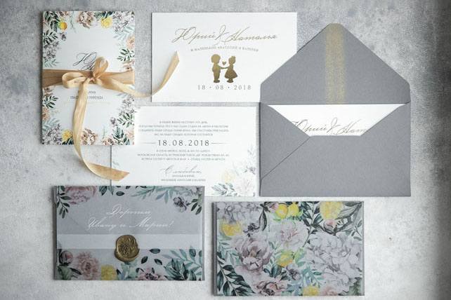 Текст приглашения: «В нашей жизни наступил тот день, когда мы поняли, что у нас одна судьба на двоих и мы хотим соединить наши сердца узами брака. Мы счастливы пригласить вас на нашу свадьбу, которая состоится 18.08.2018» Студия полиграфии Nastya Linok 