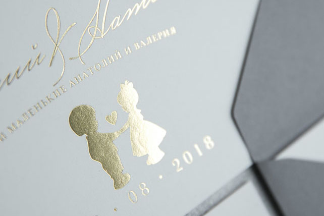 Текст приглашения: «В нашей жизни наступил тот день, когда мы поняли, что у нас одна судьба на двоих и мы хотим соединить наши сердца узами брака. Мы счастливы пригласить вас на нашу свадьбу, которая состоится 18.08.2018» Студия полиграфии Nastya Linok 