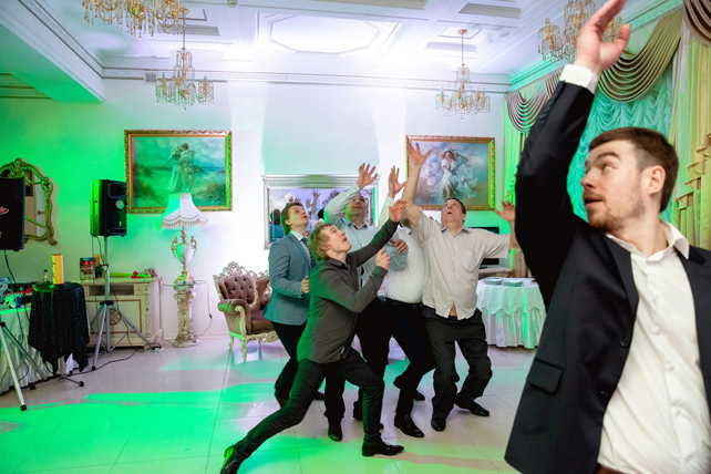 Рядом с женихом – группа поддержки! 