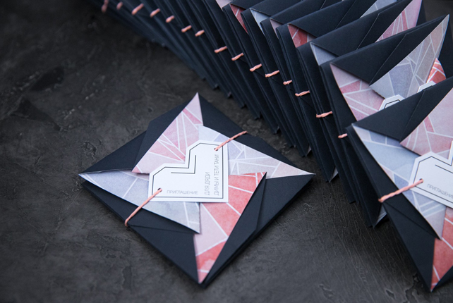 Текст приглашения: «Дорогой Сергей Германович! Совсем скоро, а точнее 3 июня 2018 мы решили соединить наши линии жизни и написать свою историю про «жили они долго и счастливо» :) В этот день мы хотим веселиться до упаду, танцевать, пить шампанское и делить нашу радость с самыми родными и близкими людьми. Нам будет очень приятно видеть тебя среди гостей!» Студия полиграфии Nastya Linok 