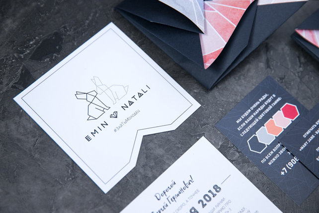 Текст приглашения: «Дорогой Сергей Германович! Совсем скоро, а точнее 3 июня 2018 мы решили соединить наши линии жизни и написать свою историю про «жили они долго и счастливо» :) В этот день мы хотим веселиться до упаду, танцевать, пить шампанское и делить нашу радость с самыми родными и близкими людьми. Нам будет очень приятно видеть тебя среди гостей!» Студия полиграфии Nastya Linok 