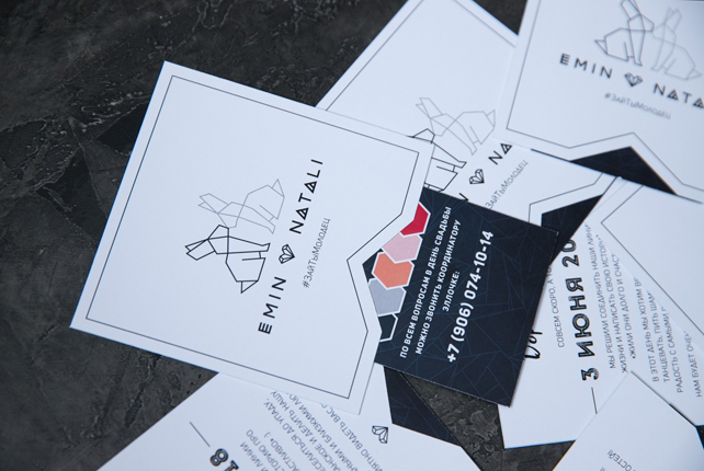 Текст приглашения: «Дорогой Сергей Германович! Совсем скоро, а точнее 3 июня 2018 мы решили соединить наши линии жизни и написать свою историю про «жили они долго и счастливо» :) В этот день мы хотим веселиться до упаду, танцевать, пить шампанское и делить нашу радость с самыми родными и близкими людьми. Нам будет очень приятно видеть тебя среди гостей!» Студия полиграфии Nastya Linok 