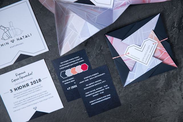 Текст приглашения: «Дорогой Сергей Германович! Совсем скоро, а точнее 3 июня 2018 мы решили соединить наши линии жизни и написать свою историю про «жили они долго и счастливо» :) В этот день мы хотим веселиться до упаду, танцевать, пить шампанское и делить нашу радость с самыми родными и близкими людьми. Нам будет очень приятно видеть тебя среди гостей!» Студия полиграфии Nastya Linok 