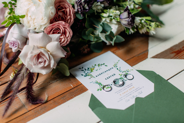 Текст пригласительного: «Дорогие гости! Пожалуйста, не дарите нам цветы. Сразу после торжества мы улетаем в свадебное путешествие. Будем признательны, если в выборе наряда вы поддержите цветовую гамму нашей свадьбы». Организатор Маргарита Масиас, фотограф Марина Назарова 