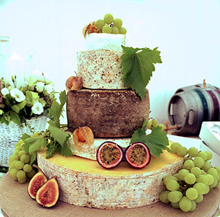 свадебный торт с фруктами и ягодами