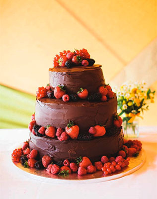 свадебный торт с фруктами и ягодами
