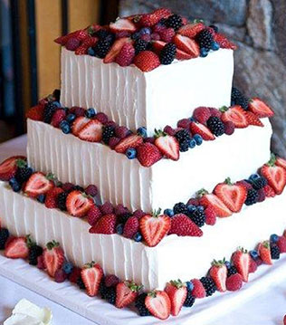 свадебный торт с фруктами и ягодами