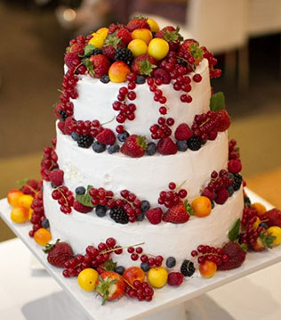 свадебный торт с фруктами и ягодами