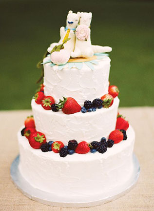 свадебный торт с фруктами и ягодами